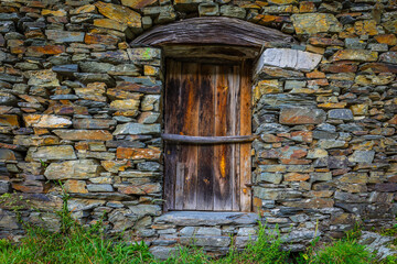 Wooden old door in a schist house in the touristic village of Piodao - Portugal. Schist villages - Portugal - obrazy, fototapety, plakaty