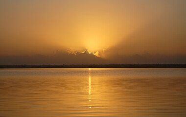Obraz premium Sonnenaufgang in der Lagune Bacalar - Mexiko, Laguna de los Siete Colores 
