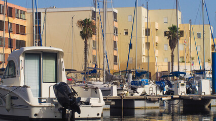 Bateaux amarrés à Port-Leucate, sous un temps ensoleillé
