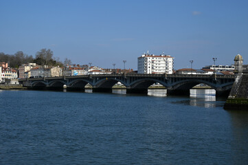 Fototapeta na wymiar Le pont Saint-Esprit traversant le fleuve Adour à Bayonne