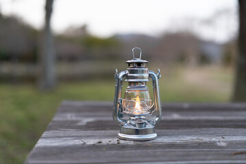 テーブルとオイルランタン