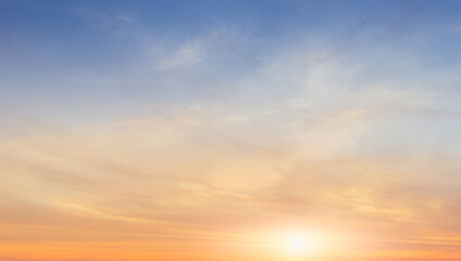 Zonsonderganghemelachtergrond met oranje zonsopgangwolken in de ochtend, aardlandschap aardige vreedzame zonneschijn in zomerseizoen