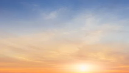 Abwaschbare Fototapete Bereich Sonnenuntergang Himmelshintergrund mit orangefarbenen Sonnenaufgangswolken am Morgen, Naturlandschaft schöner friedlicher Sonnenschein in der Sommersaison