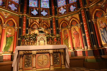 Fototapeta na wymiar Vue intérieure avec l'autel de la cathédrale de Bayonne