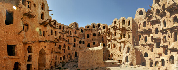 Libia tra città e deserti