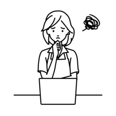 デスクで座ってPCを開いて困っている店員の女性