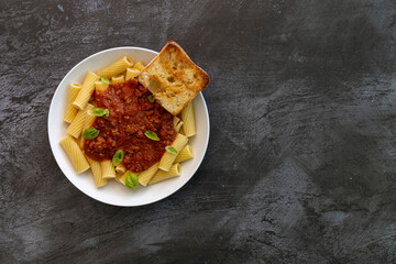 Rigatoni and Tomato Sauce