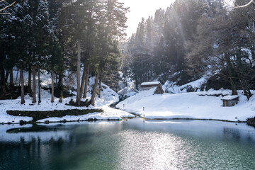 雪が積もった湯涌温泉の玉泉湖