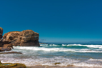 Playa de las Catedrales con formaciones rocosas en Ribadeo, Galicia