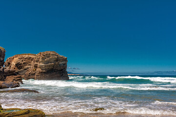 Fototapeta na wymiar Playa de las Catedrales con formaciones rocosas en Ribadeo, Galicia 