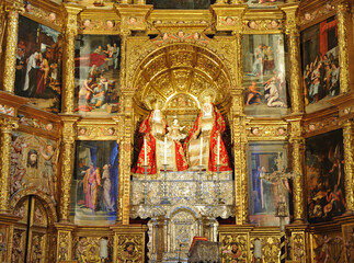 Fototapeta na wymiar Santa Ana y la Virgen María en la iglesia de Santa Ana en el barrio de Triana, Sevilla, Andalucía, España. Esta iglesia es conocida como la catedral de Triana. 
