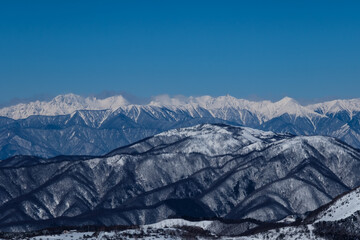 Fototapeta na wymiar 青空の冬山