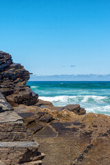 Playa de las Catedrales con formaciones rocosas en Ribadeo, Galicia