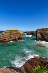 Fototapeta na wymiar Playa de las Catedrales con formaciones rocosas en Ribadeo, Galicia