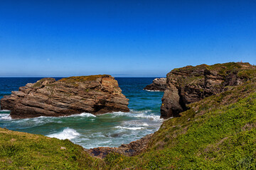 Playa de las Catedrales con formaciones rocosas en Ribadeo, Galicia