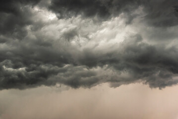 Obraz premium Gloomy clouds have shrouded sky before a thunderstorm