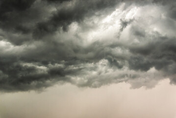 Obraz premium Gloomy clouds have shrouded sky before a thunderstorm