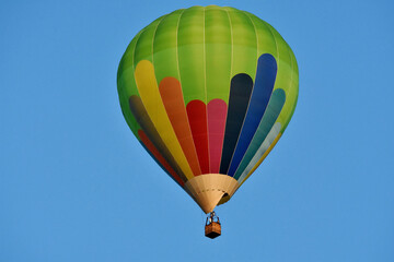 Ein bunter Heißluftballon am blauem Himmel (Großaufnahme)