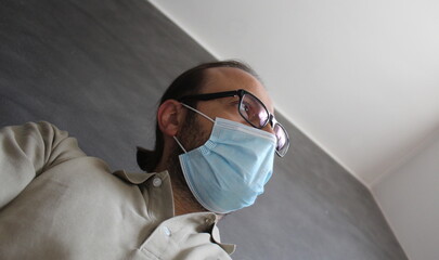 Uomo con la mascherina protettiva per difendersi dai virus