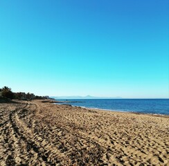 Blauer Himmel am Strand