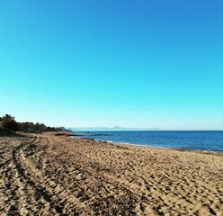 Blauer Himmel am Strand