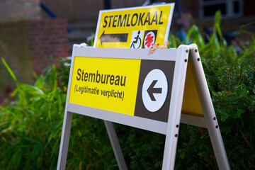 sign showing the way to the polling station for the elections in the Netherlands. Verkiezingen...