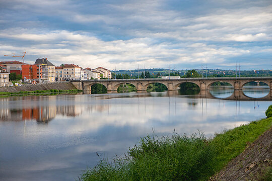 Bridge over water in Roanne, France/Pont au dessus de l'eau &agrave; Roanne, France