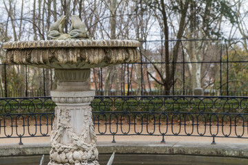 Obraz premium Fuente con Ranas o Sapos en El Capricho, barrio de Alameda de Osuna, ciudad de Madrid, pais de España o Spain