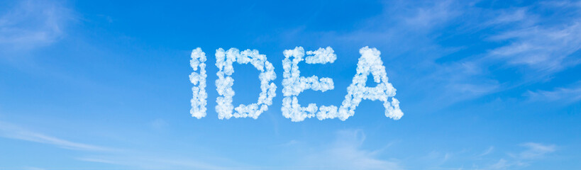 Naklejka premium Idea word made of clouds on blue sky background