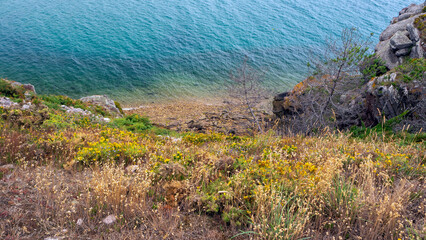 Vue plongeante d'une falaise sur l'eau turquoise, Erquy