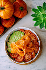 Ensalada saludable con aguacate, tomate y salmón. 