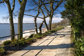 Hochufer Elbe Wedel sonnig Spazierweg