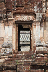 Fototapeta na wymiar ruined buddhist temple (Wat Phra Si Rattana Mahathat) in lopburi (thailand)