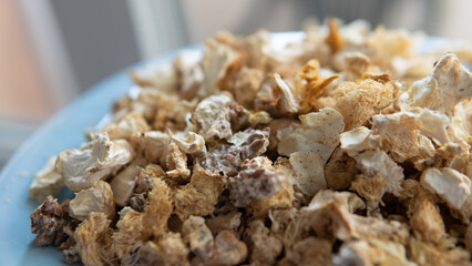 dried fruiting bodies of Hericium erinaceus.