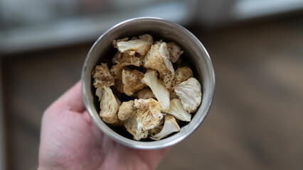 dried fruiting bodies of Hericium erinaceus.
