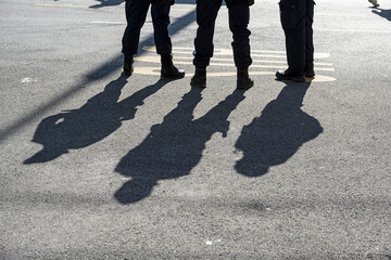 Schattenwurf dreier Polizisten am Fasnachtsumzug in Luzern, Schweiz