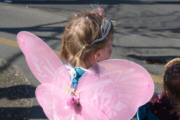 Kind ala Schmetterling verkleidet,  Fasnacht 2022 in Luzern, Schweiz