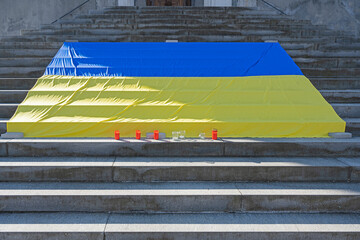 Ukrainefahne auf der Kirchenstiege von Stans, Kanton Nidwalden, Schweiz