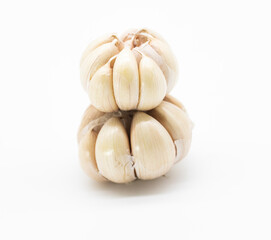 Fresh peeled garlic cloves, garlic slices isolated on white background. clipping path
