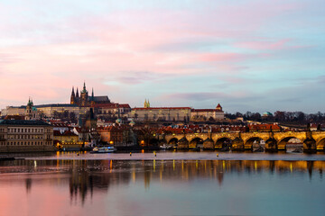 Fototapeta na wymiar Stadtansicht von Prag, Tschechien, mit der Moldau, der Karlsbrücke und der Prager Burg im Hintergrund; Prag in der Abenddämmerung