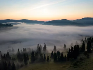 Crédence de cuisine en verre imprimé Forêt dans le brouillard Sunrise over the fog in the Ukrainian Carpathians. Aerial drone view.