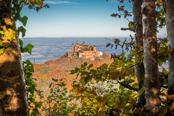 Zeller Horn mit Blick zur mittelalterlichen Ritterburg Burg Hohenzollern im Herbst in Bisingen Hechingen, Deutschland