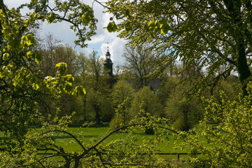 Idyllische Kapelle auf der Gutsanlage Panker im Frühling.