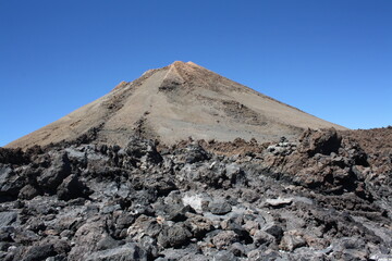 Pico del Teide - Gipfel des Teide - auf Teneriffa bei strahlend blauem Himmel