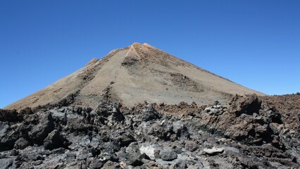 Pico del Teide - Gipfel des Teide - auf Teneriffa bei strahlend blauem Himmel