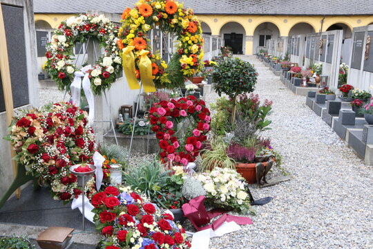 Blumenschmuck an einer Beisetzung auf einem katholischen Friedhof in Österreich, Kränze und Herzen aus Sommerblumen und Rosen, Floristik, Trauer, Friedhofsgärtnerei, Tod, Sterben, Gedenken, Gräber