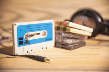 Cinta de casete antigua con un bol&iacute;grafo para rebobinar