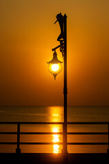 Obraz premium Lanterns and light of the evening sun