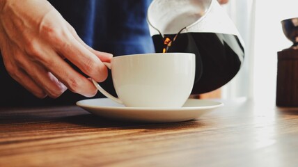 コーヒーカップに注ぐ