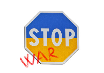 cartello  stradale  "STOP"  con i colori dell'Ucraina e l'aggiunta della scritta "WAR"  isolato su sfondo bianco